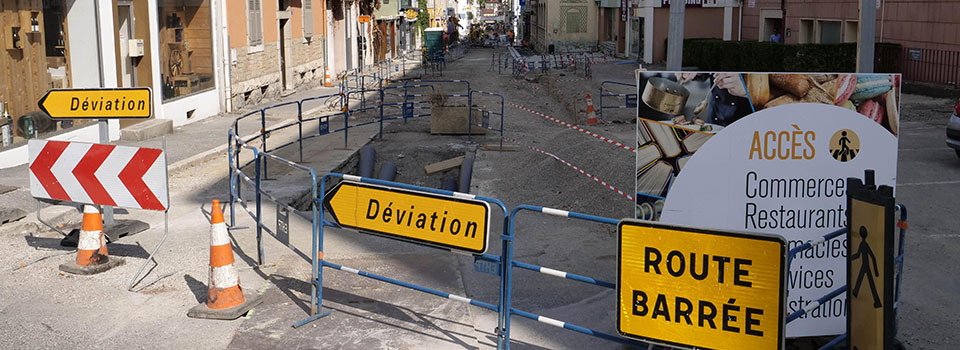 Chantier sans solution d’accessibilité Une rue en chantier avec barrières. Un contournement en terre est prévu pour les piétons pour donner accès aux commerces (côté droit de la photo). Mais aucune solution d’accessible n’est prévu sur ce passage accidenté