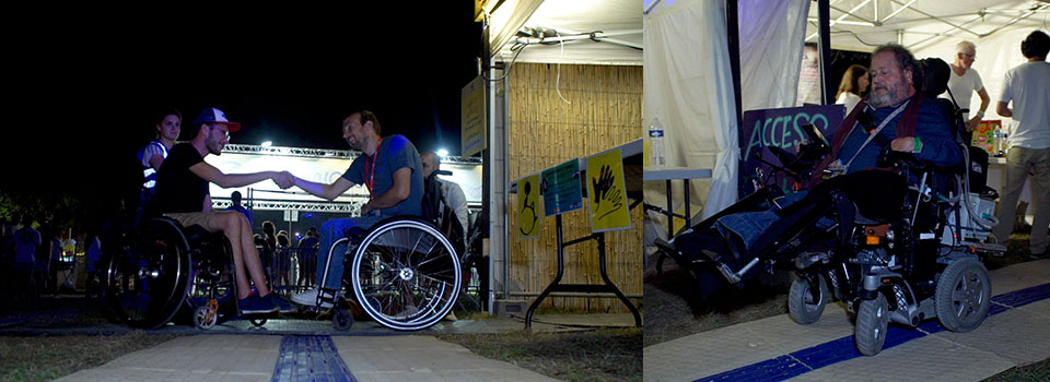 CAU-mobility adapté aux fauteuils roulants manuels et électriques Photo de gauche, Deux personnes en fauteuil roulant manuel, satisfaites du dispositif, se serrent la main sur le CAU-mobility. Photo de droite, une personne en fauteuil roulant électrique roule sur le dispositif installé sur l’herbe. Les deux photos ont été prises devant l’handi-accueil de l’association Access’Festival au festival Woodstower.