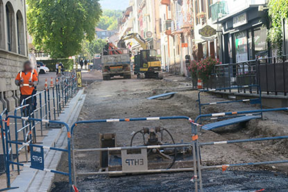Chantier sans solution d’accessibilité Une rue en chantier avec barrières. Des passages en terre accidentés et deux passerelles au-dessus d’une tranchée sont prévus. Systèmes inadaptés pour les personnes à mobilité réduite